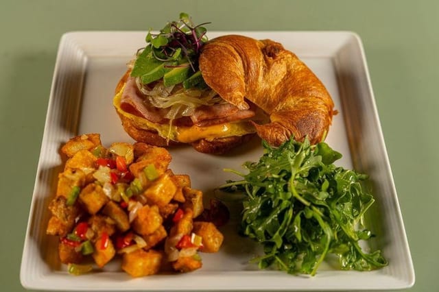 Desayuno De Sándwich De Croissant / Croissant Sandwich Breakfast.